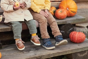 autumn-children-in-a-pumpkin-patch