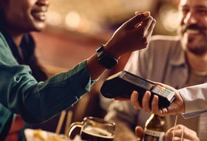 winter-paying-for-dinner-with-smartwatch